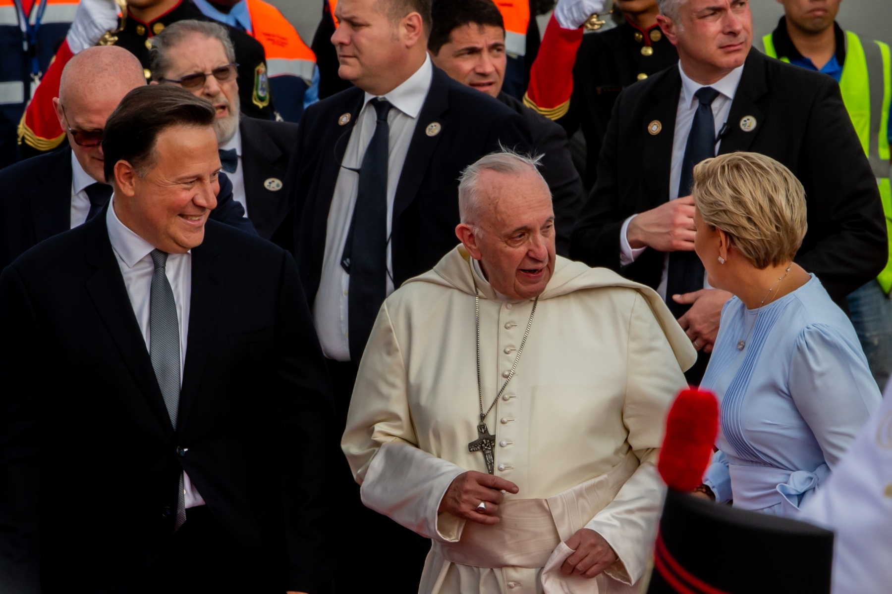 
Pope Francis arrives at Tocumen International Airport in Panama City, Panama to celebrate World Youth Day, and is greeted by President Juan Carlos Varela (L), and First Lady Lorena Castillo (R) on Jan. 23.
(Daniel Ibáñez/CNA)