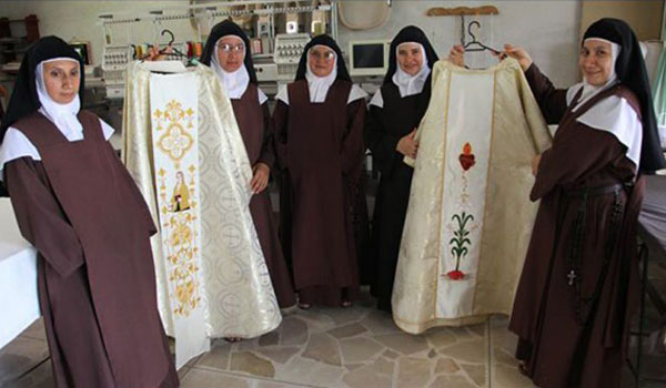 Carmelite Sisters of St. Dominic of Tsachilas with vestments for Pope Francis' visit to Ecuador. (Carlos Perez, El Comercio, Ecuador)