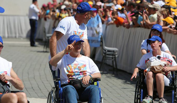 A group of disabled pilgrims gathered in St. Peter's Square for the General Audience, June 3, 2015. (Bohumil Petrik/CNA)