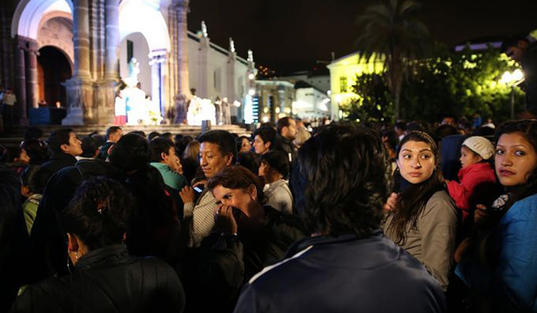 Ecuadorians gathered in the street before the Cathedral of Quito to see Pope Francis, July 6, 2015. (Alan Holdren/CNA)