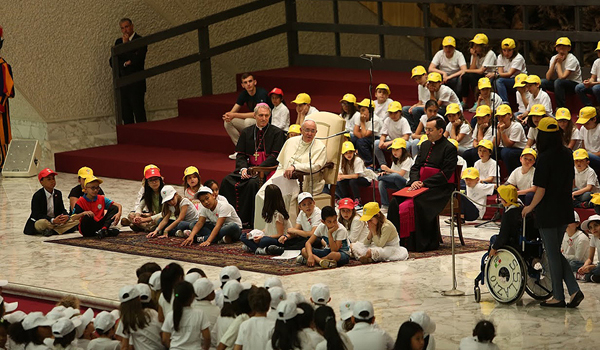 Pope Francis meets with children at the Vatican's Paul VI Hall on May 11, 2015. (Daniel Ibàñez/CNA)