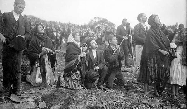 Crowds looking at the Miracle of the Sun, occurring during the Our Lady of Fatima apparitions. (Public Domain)