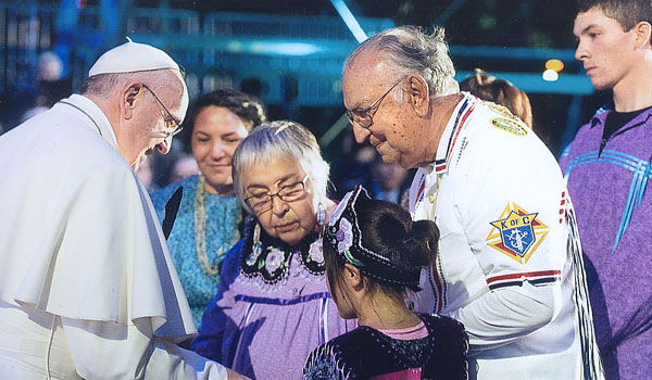 Rudy and Leona Gonzales meet Pope Francis during the Festival of Families in Philadelphia. The couple is joined by two of their five children and two of their 10 grandchildren. (Courtesy of Rudy Gonzales)
