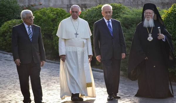 Palestinian President Mahmoud Abbas (from left), Pope Francis, Israeli President Shimon Peres, and Patriarch of Constantinople Bartholomew meet in the Vatican, June 8, 2014. (Alan Holdren/CNA)