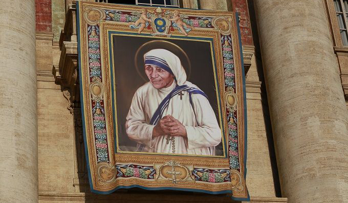 Official banner for Mother Teresa's canonization hangs on the facade of St. Peter's Basilica. (Daniel Ibáñez/CNA)