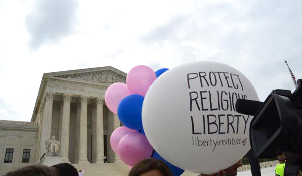 Religious liberty supporters outside the Supreme Court building in Washington D.C., June 26, 2015. (Addie Mena/CNA)