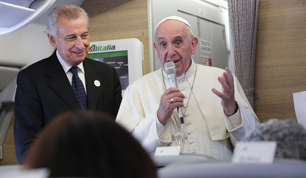 Pope Francis aboard the papal flight from Cuba to Washington, D.C., Sept. 22, 2015 (Alan Holdren/CNA)