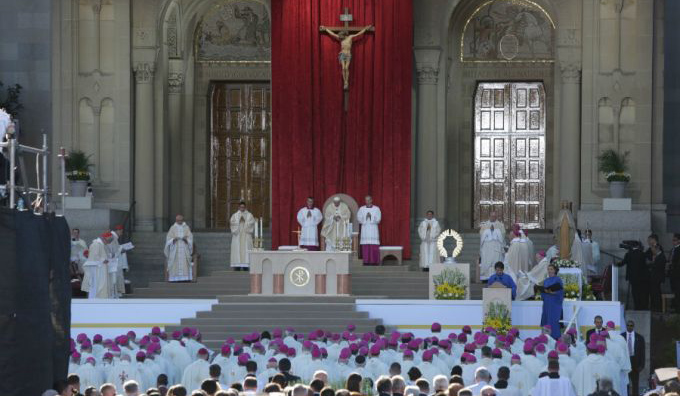 Pope Francis says Mass for the canonization of St. Junipero Serra at Washington D.C.'s Basilica of the National Shrine of the Immaculate Conception, Sept. 23, 2015. (Alan Holdren/CNA)