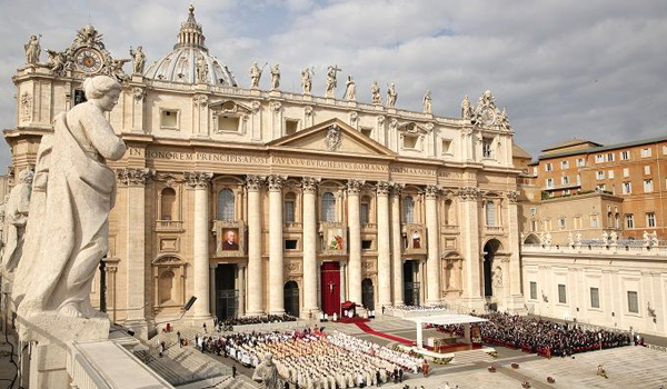 Pope Francis canonizes four new saints in St. Peter's Square on Oct. 18, 2015. (Daniel Ibáñez/CNA)