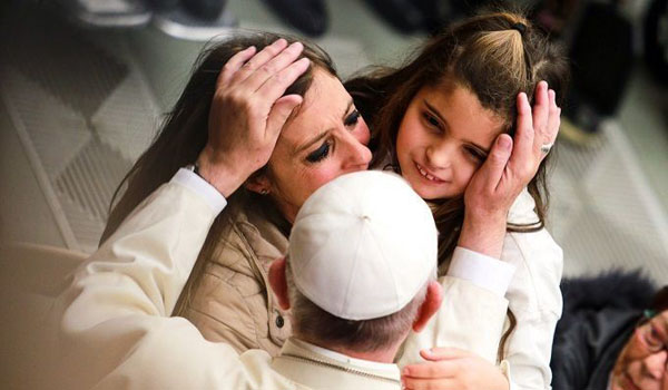 Pope Francis greets pilgrims during his general audience. (Daniel Ibaez/CNA)