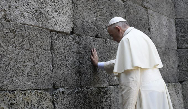 Pope Francis prays at the Auschwitz concentration camp, July 29, 2016. (L'Osservatore Romano/CNA)