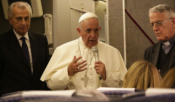 Pope Francis speaks to journalists on his flight from Philadelphia to Rome Sept. 27, 2015. (Alan Holdren/CNA)